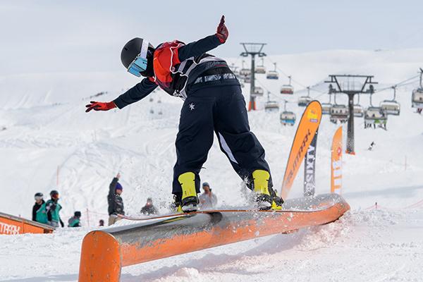 Snowboard action at 4in2out Railjam