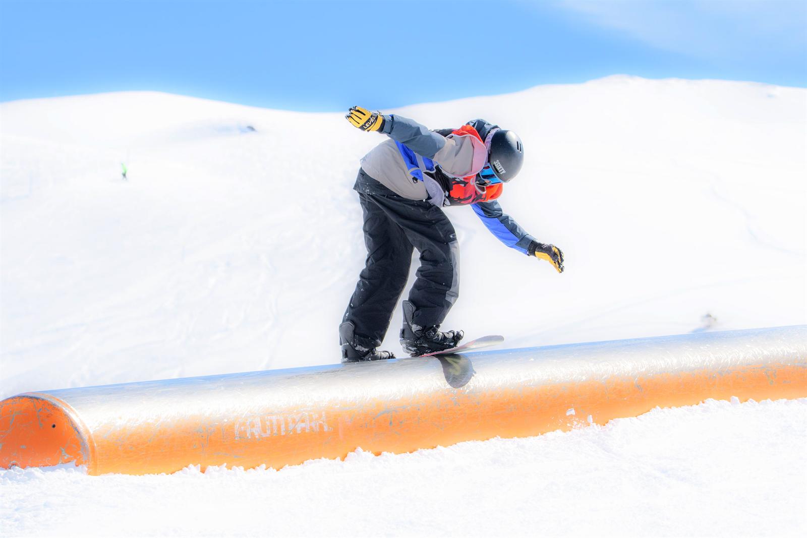 Snowboard action at 4in2out Railjam