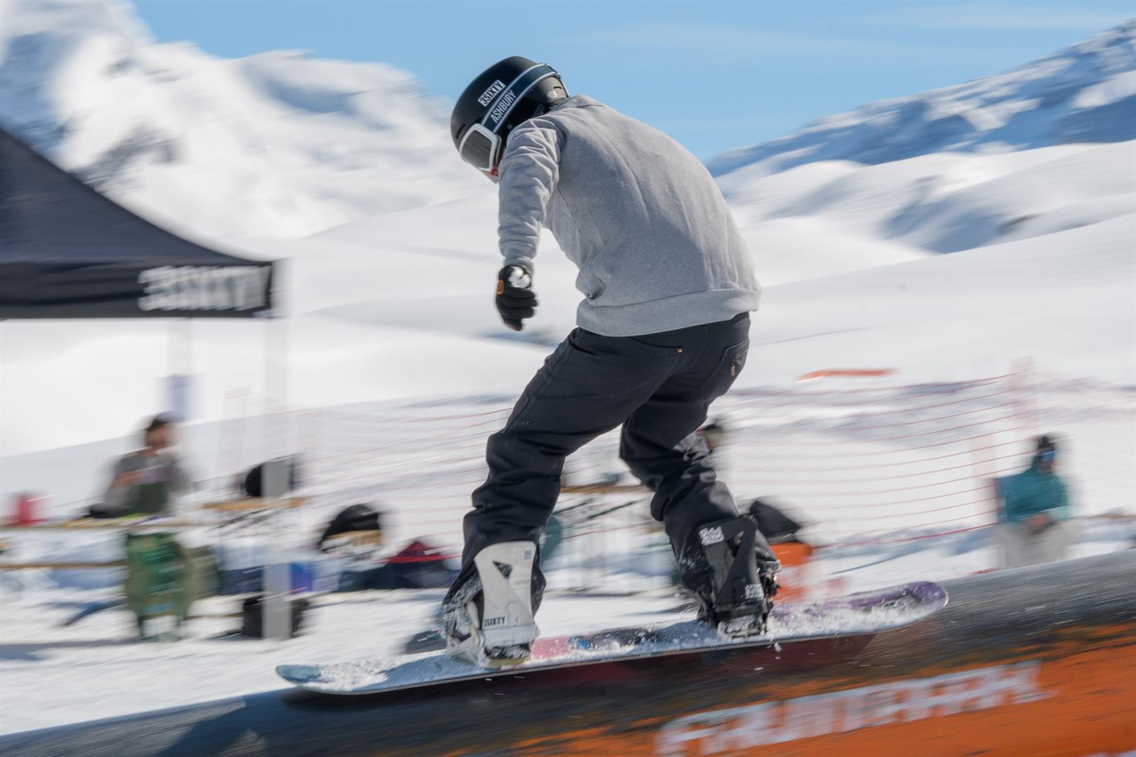 Snowboard action at 4in2out Railjam