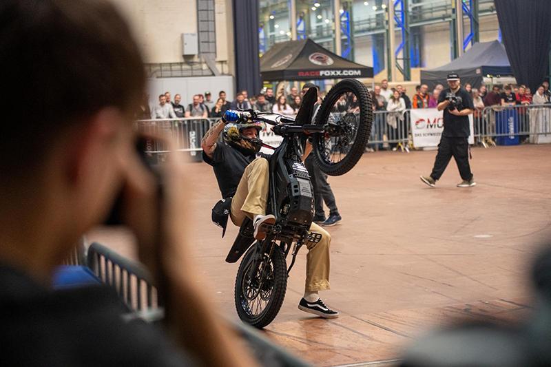 Motorradfahrer bei einem Sprung vor Publikum